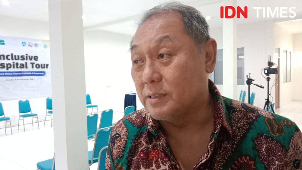 Ketua Kompartemen Organisasi dan Kerjasama PERSI Jateng, dr Daniel Budi Wibowo saat ditemui di RS Panti Wilasa Citarum Semarang, Jumat (6/9/2024). (IDN Times/Fariz Fardianto)