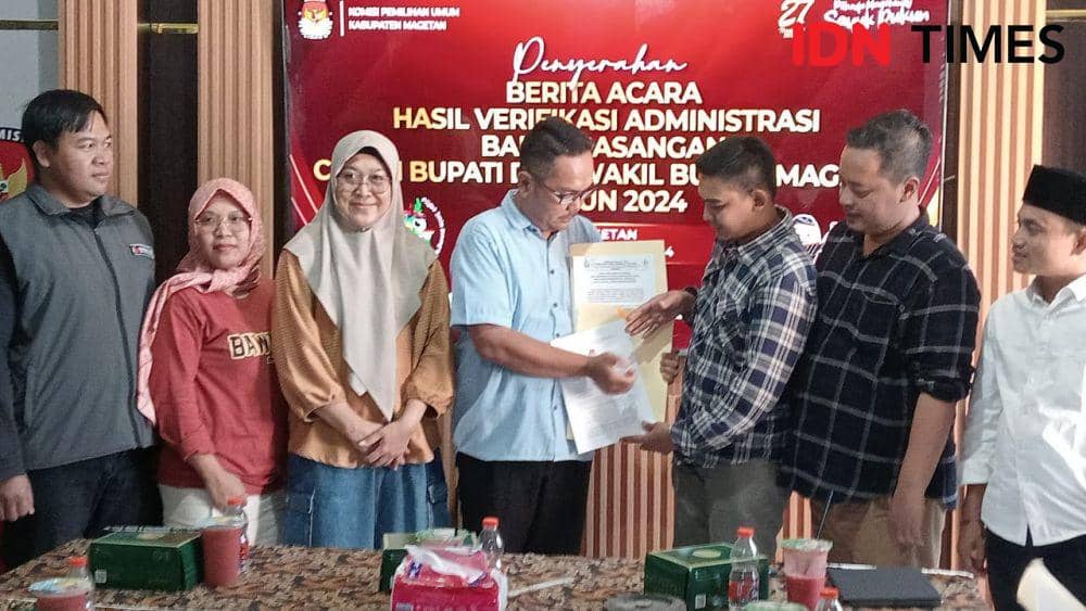 KPU Magetan kembalikan berkas tiga Paslon yang belum lengkap ke masing-masing LO. IDN Times/ Riyanto.