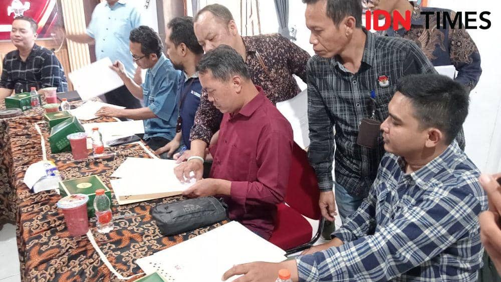 KPU Magetan kembalikan berkas tiga Paslon yang belum lengkap ke masing-masing LO. IDN Times/ Riyanto.