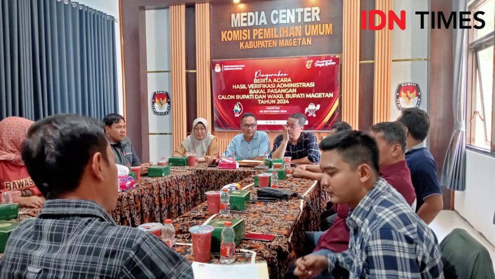 KPU Magetan kembalikan berkas tiga Paslon yang belum lengkap ke masing-masing LO. IDN Times/ Riyanto.