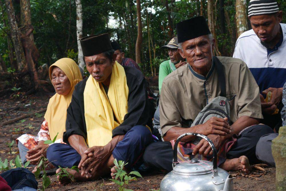 Masyarakat Pulau Rempang saat melakukan ziarah di area pemakaman hutan Lubuk Lanjut (IDN Times/Putra Gema Pamungkas)