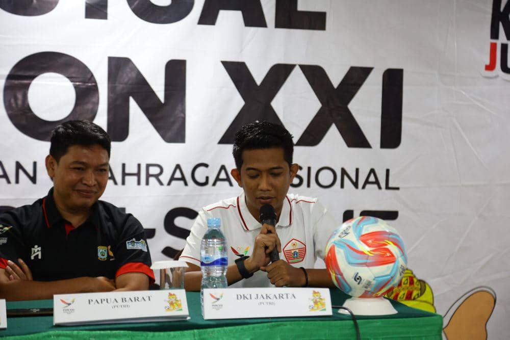 Pelatih Papua Barat Sayan Karmadi dan Manajer DKI Jakarta M Rivai (dok.media futsal PON)