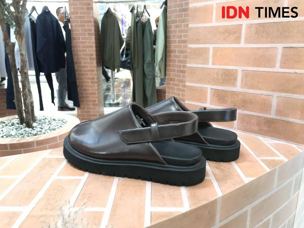 Contoh koleksi clog shoes Uniqlo:C yang limited. 5 Agustus 2024. (IDN Times/Hani Safanja)