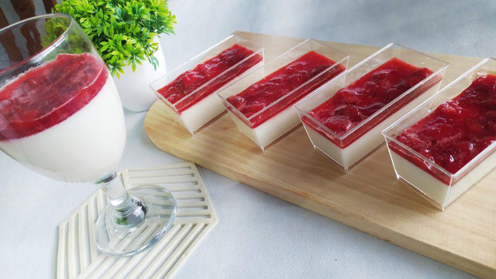 Resep Puding Susu Saus Strawberry, Manis Segarnya Bikin Nagih!