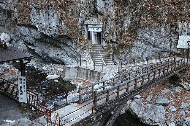 potret Nippara Limestone Caves, Tokyo (wikimedia.commons.org/さかおり)