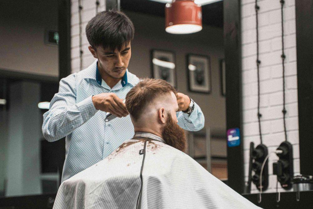 10 Potongan Rambut 3-2-1 Terbaik Pria, Rapi dan Keren