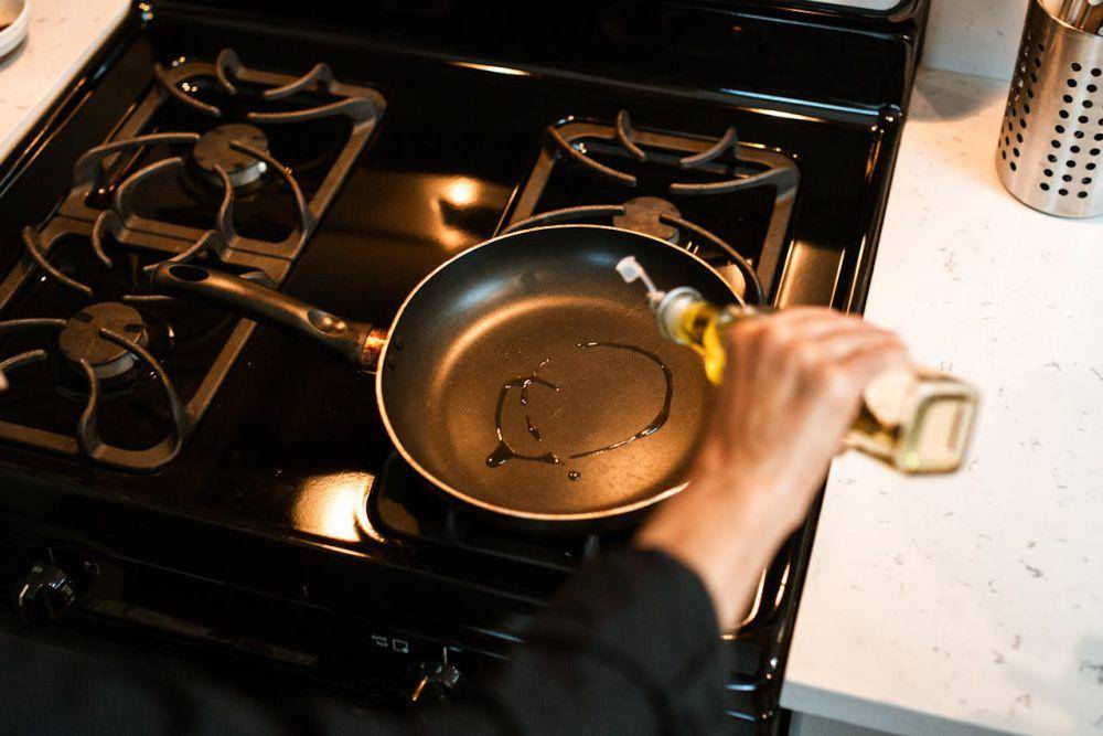 ilustrasi masak menggunakan minyak (pexels.com/RDNE Stock project)