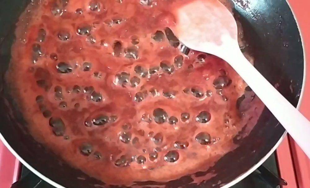 ilustrasi memasak saus strawberry (YouTube.com/Anandea Kei)