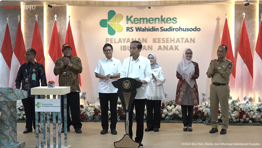 Presiden Joko Widodo meresmikan Gedung Pelayanan Kesehatan Ibu dan Anak di Rumah Sakit Wahidin Sudirohusodo Makassar, Jumat (6/9/2024). (YouTube/Sekretariat Presiden)