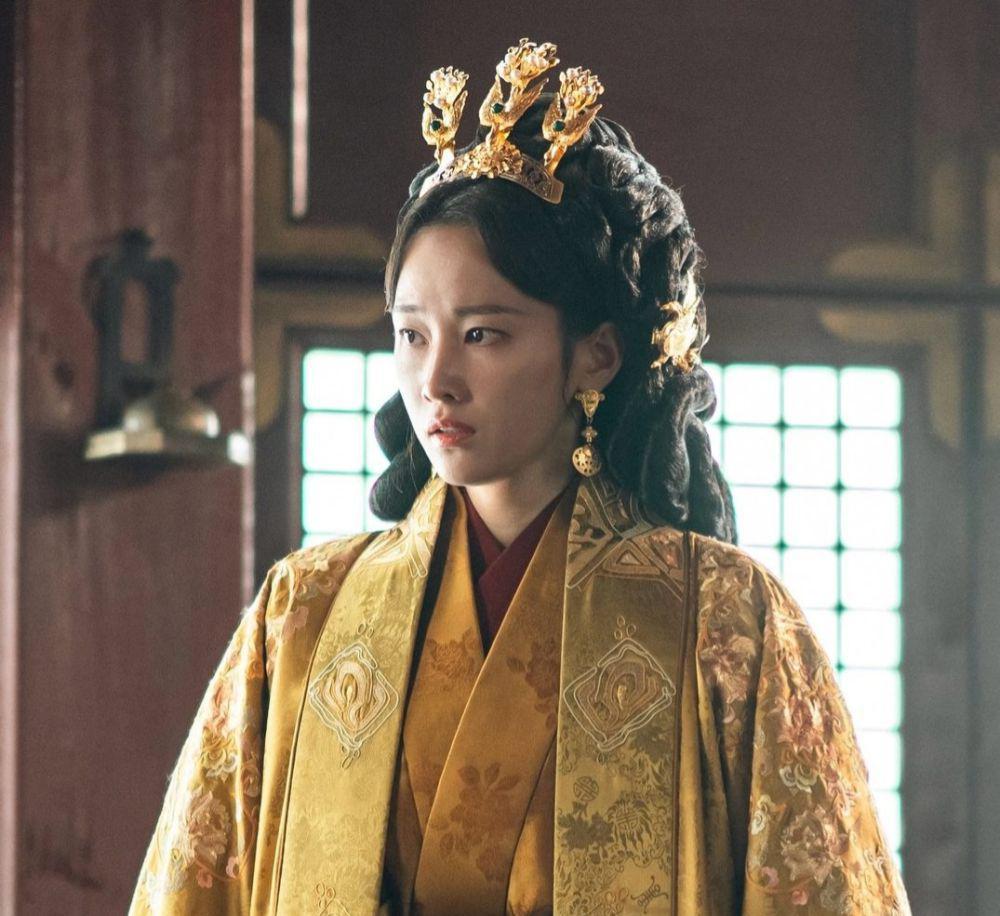 Jeon Jong Seo di Queen Woo (instagram.com/andmarq_official)