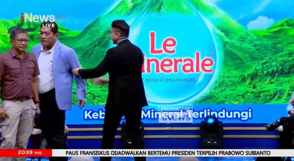Rocky Gerung nyaris dipukul oleh Silfester Matutina. (Tangkapan layar YouTube iNews TV)