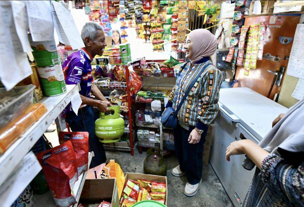 Direktur Utama Pertamina Nicke Widyawati mengecek ketersediaan elpiji 3 kg di Solo, Jawa Tengah. (IDN Times/Larasati Rey)