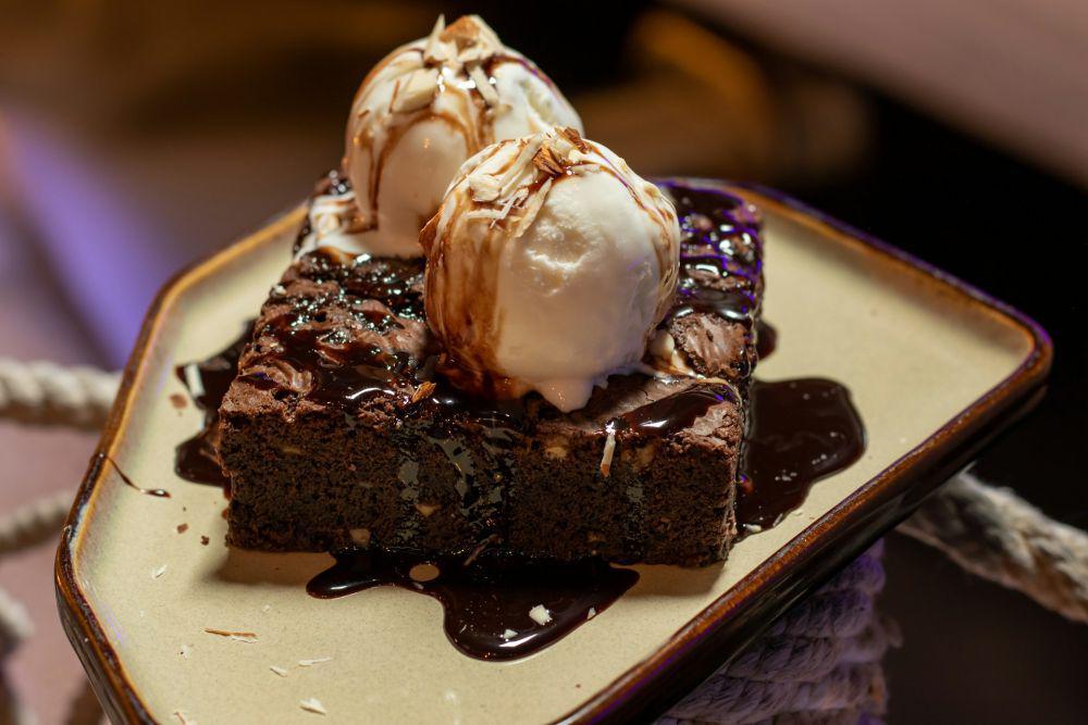 ilustrasi penyajian fudgy cheese brownies (unsplah.com/Shivansh Sethi)