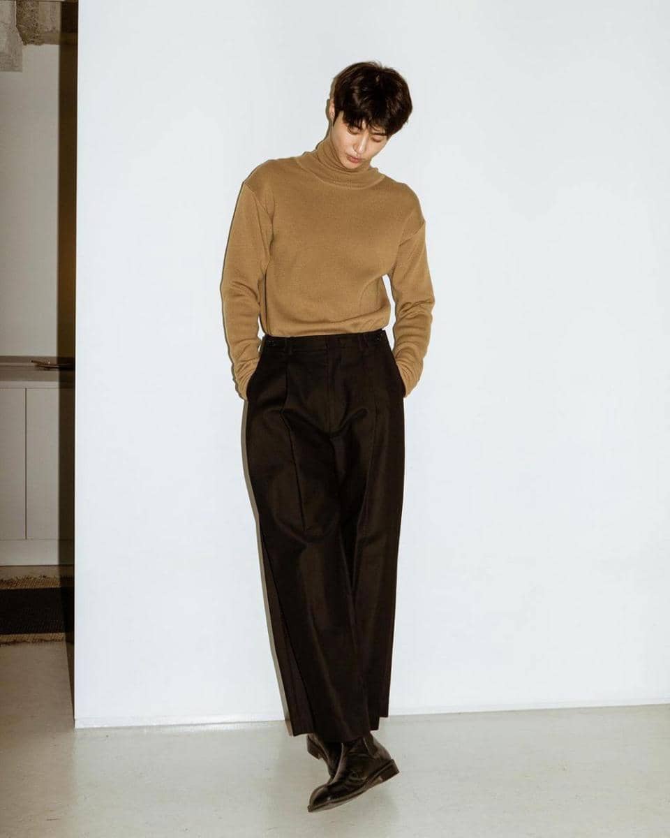 loose pants ala Byeon Woo Seok (instagram.com/byeonwooseok)