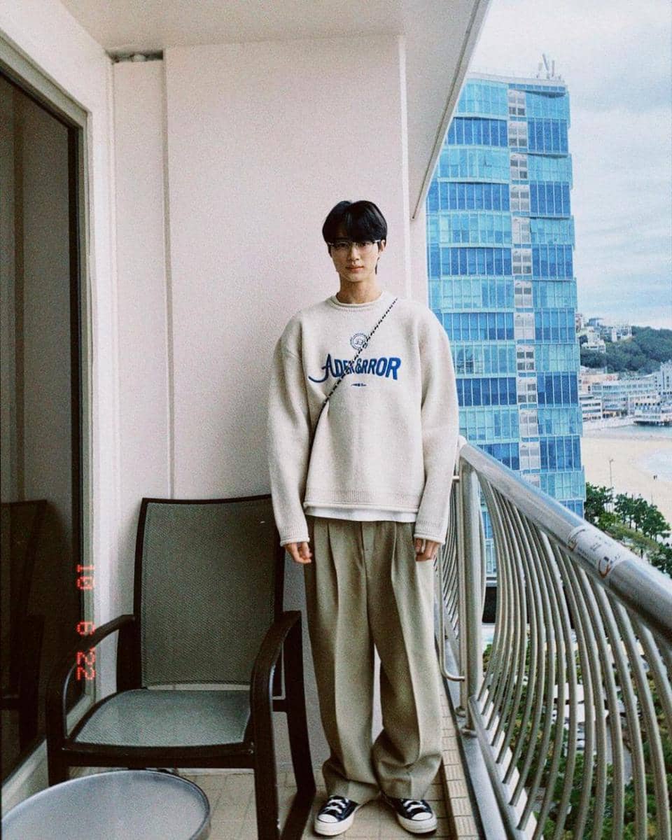 loose pants ala Byeon Woo Seok (instagram.com/byeonwooseok)