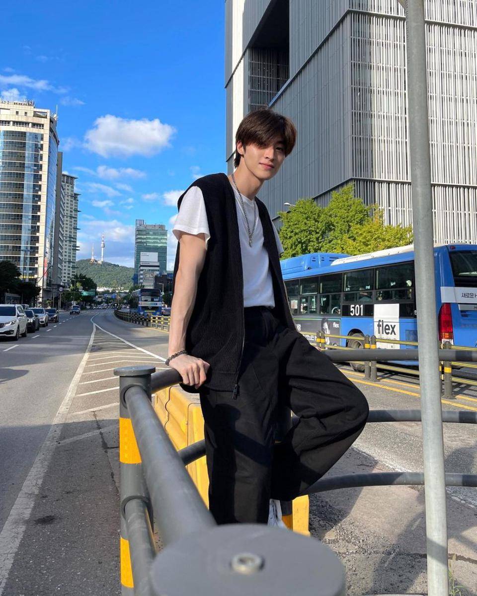 t-shirt putih polos ala Blue Pongtiwat (instagram.com/blue_pongtiwat)