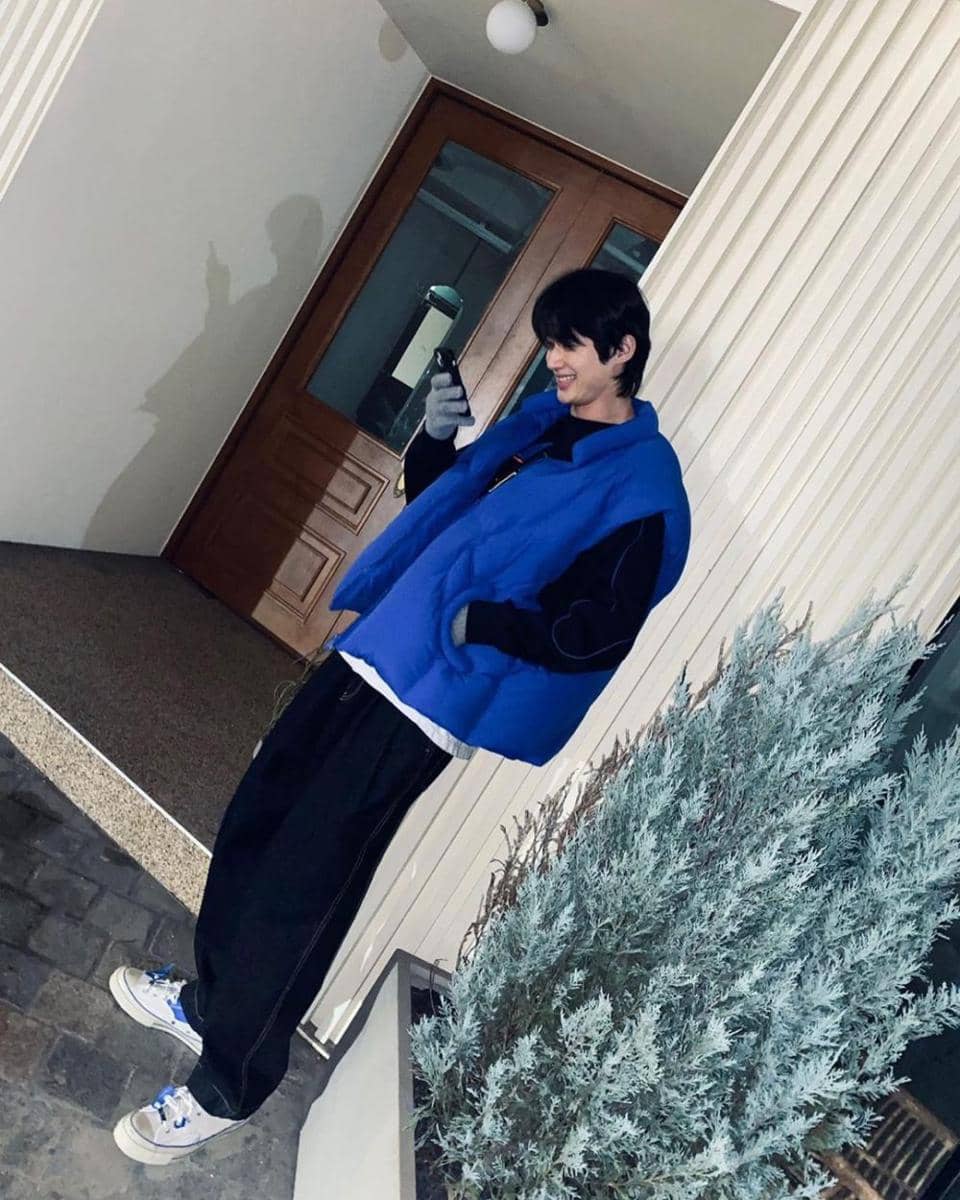 loose pants ala Byeon Woo Seok (instagram.com/byeonwooseok)