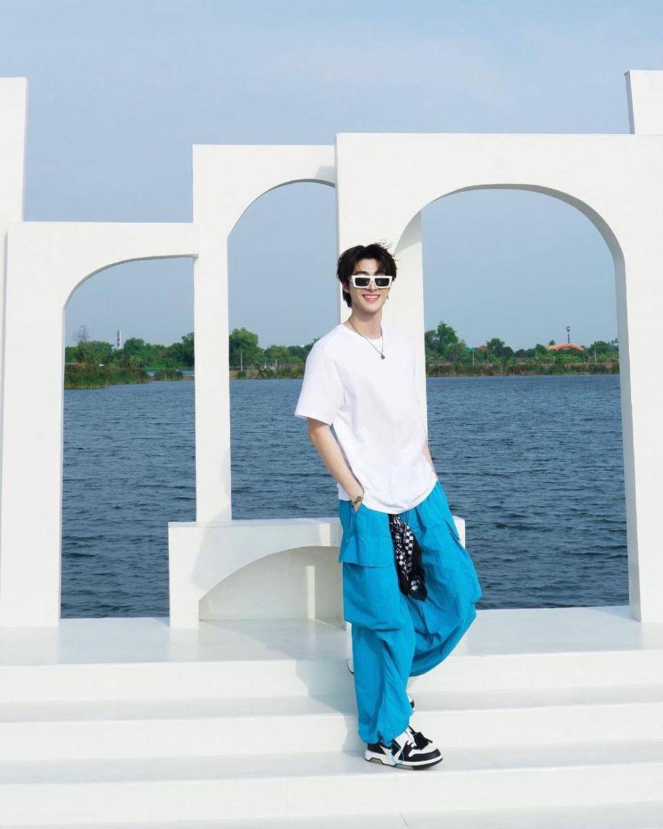 t-shirt putih polos ala Blue Pongtiwat (instagram.com/blue_pongtiwat)