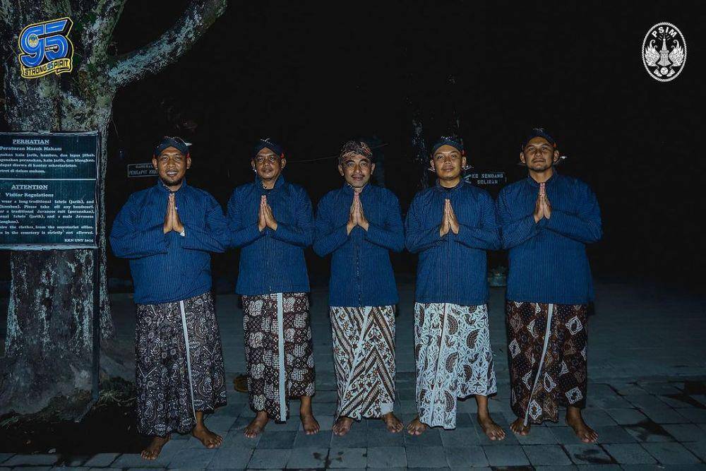 Pemain PSIM Yogyakarta ikuti acara ziarah makam raja-raja di Kotagede dan Imogiri (instagram.com/psimjogja_official)