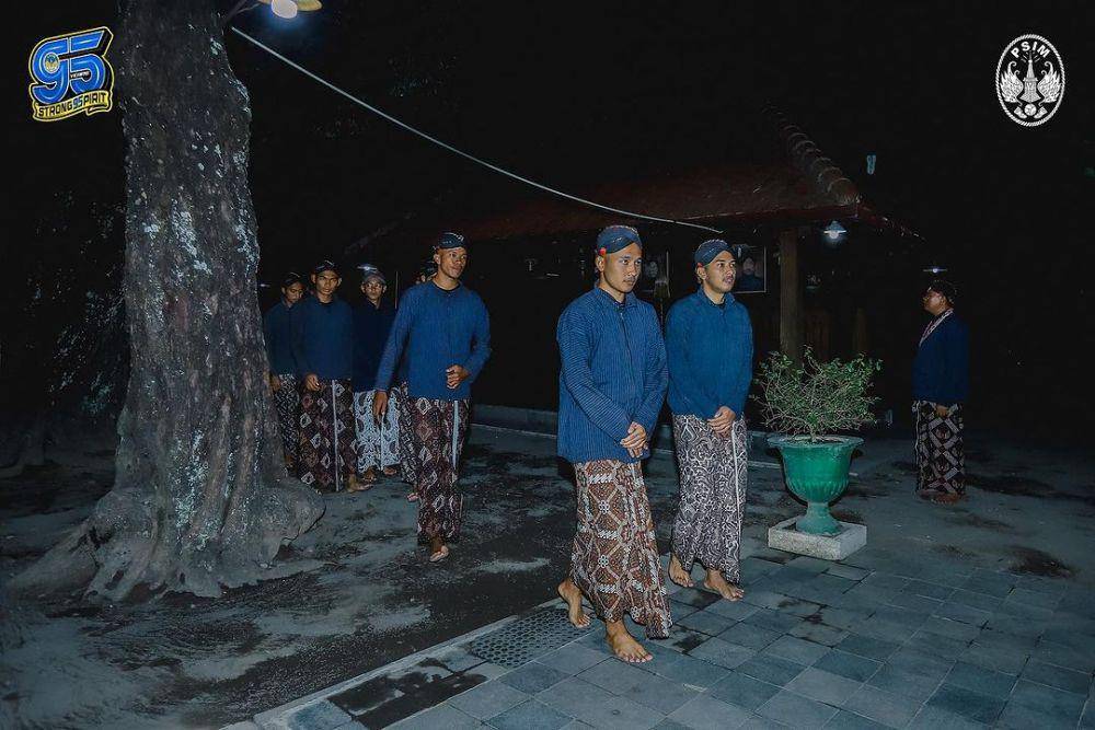 Pemain PSIM Yogyakarta ikuti acara ziarah makam raja-raja di Kotagede dan Imogiri (instagram.com/psimjogja_official))
