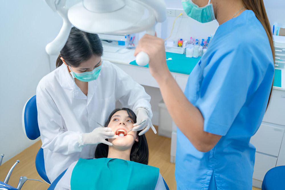 Ilustrasi berobat di klinik gigi. (istockphoto.com/Kiwis)