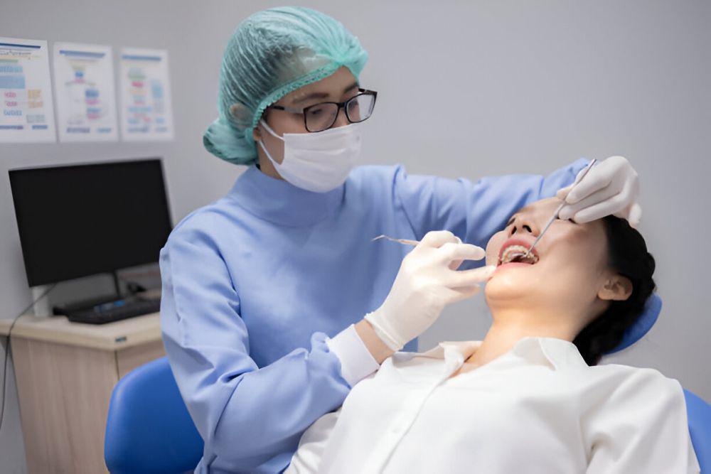 Ilustrasi berobat di klinik gigi. (istockphoto.com/Tanison Pachtanom)