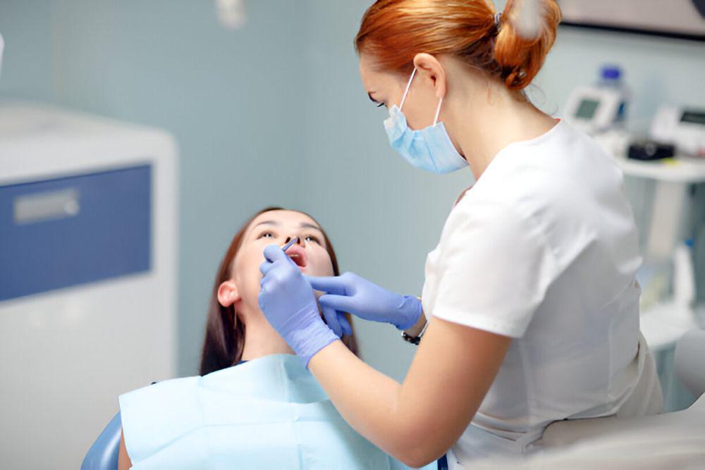 Ilustrasi berobat di klinik gigi. (istockphoto.com/davit85)