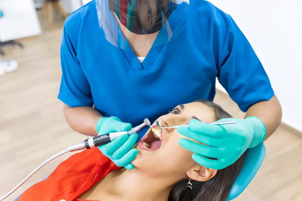 Ilustrasi perawatan gigi di klinik gigi. (istockphoto.com/Arturo Peña Romano Medina)