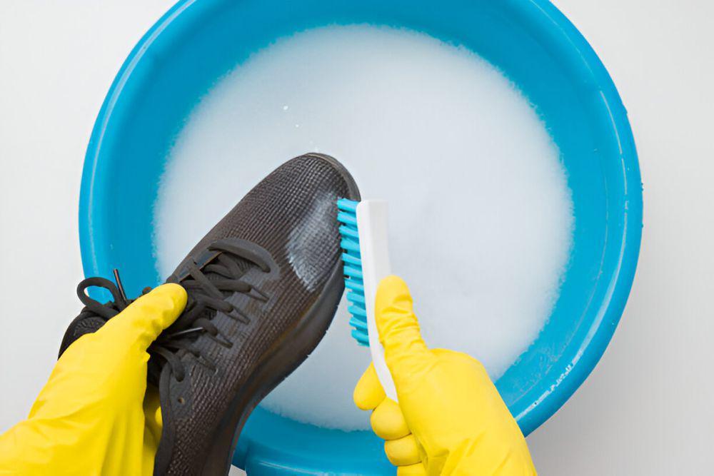 Ilustrasi mencuci sepatu. (istockphoto.com/FotoDuets)