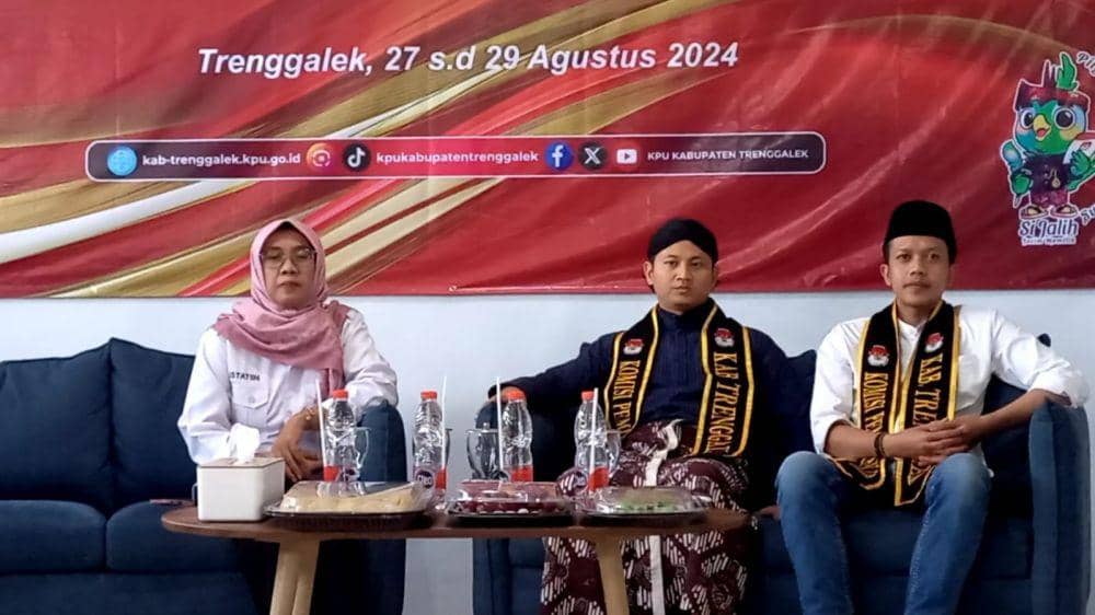 Pasangan petahana saat mendatar ke KPU Trenggalek. IDN Times/ istimewa