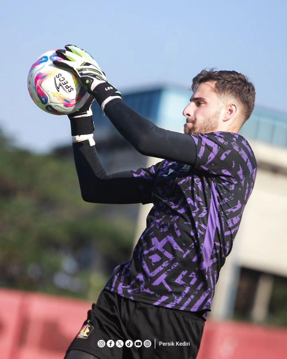 Kiper Persik Kediri, Leonardo Navacchio saat sedang berlatih. IDN Times/ istimewa