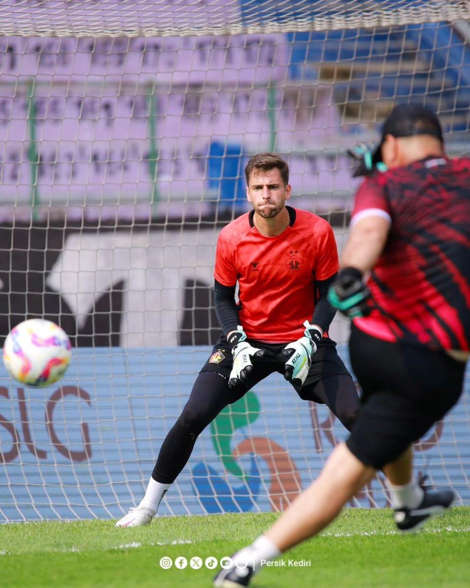 Kiper Persik Kediri, Leonardo Navacchio saat sedang berlatih. IDN Times/ istimewa