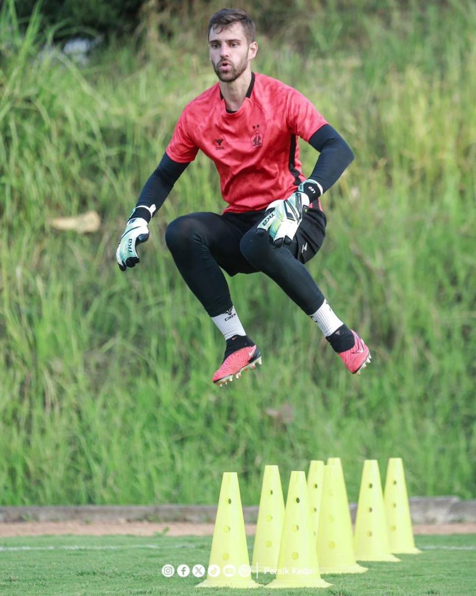 Kiper Persik Kediri, Leonardo Navacchio saat sedang berlatih. IDN Times/ istimewa