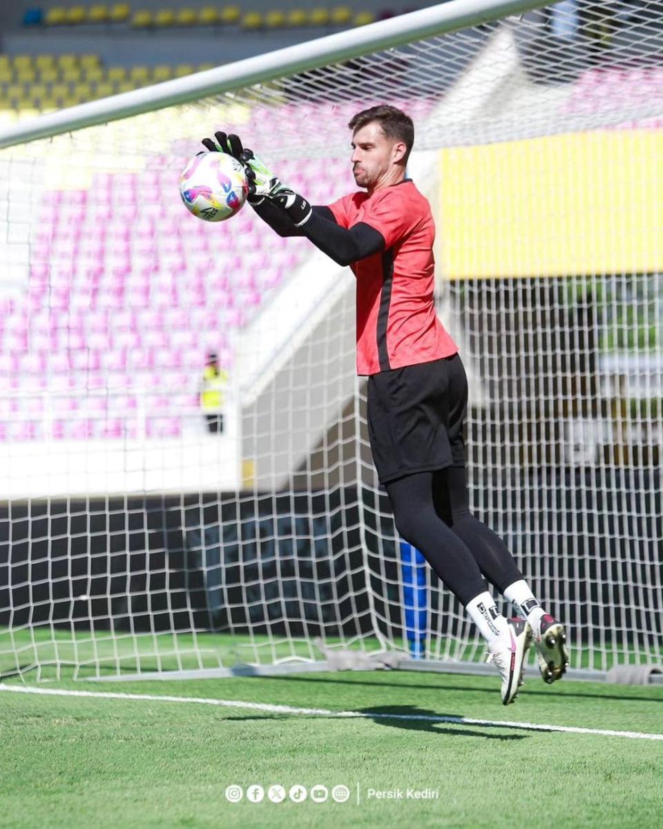 Kiper Persik Kediri, Leonardo Navacchio saat sedang berlatih. IDN Times/ istimewa