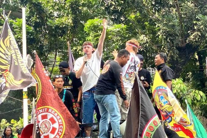 Dua bule asal Inggris yang ikut demo ojol dideportasi (dok. Ditjen Imigrasi)
