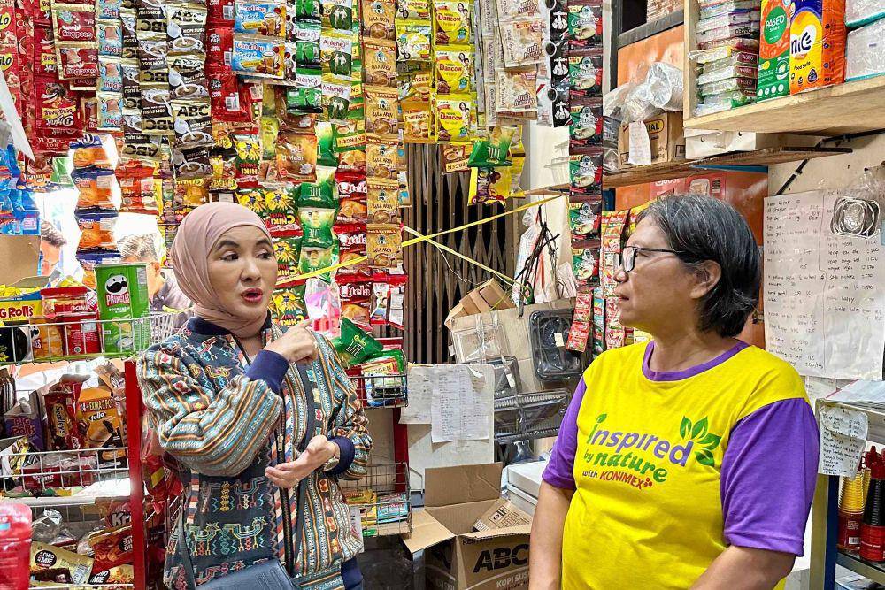 Direktur Utama PT Pertamina (Persero), Nicke Widyawati mengecek stok LPG 3 kilogram (kg) ke warung-warung di Solo, Jawa Tengah. (dok. Pertamina)