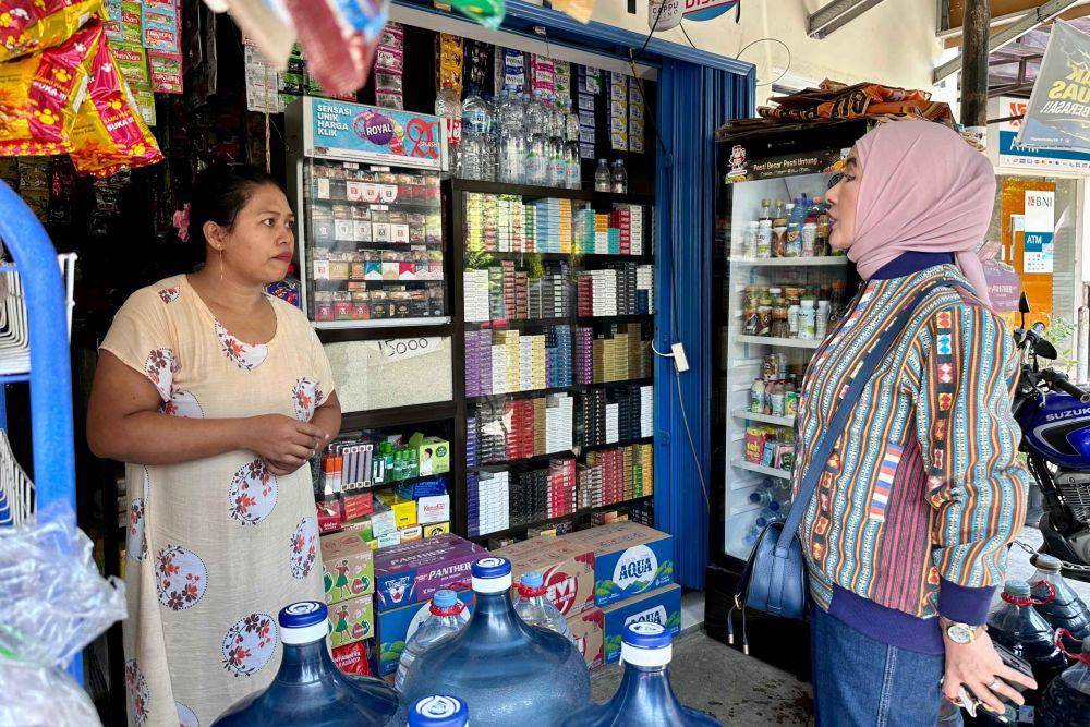 Direktur Utama PT Pertamina (Persero), Nicke Widyawati mengecek stok LPG 3 kilogram (kg) ke warung-warung di Solo, Jawa Tengah. (dok. Pertamina)