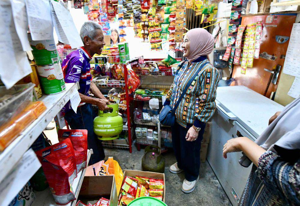 Direktur Utama PT Pertamina (Persero), Nicke Widyawati mengecek stok LPG 3 kilogram (kg) ke warung-warung di Solo, Jawa Tengah. (dok. Pertamina)