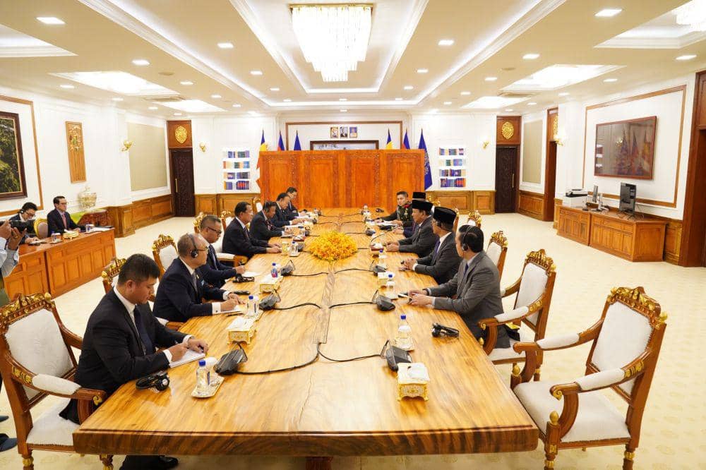 Menteri Pertahanan RI yang juga presiden terpilih 2024-2029 Prabowo Subianto melakukan pertemuan dengan Presiden Kamboja Samdech Akka Moha Sena Padei Techo Hun Sen dan Perdana Menteri Kamboja Samdech Moha Borvor Thipadei Hun Manet di Kamboja, Jumat (6/9/2024). (Dok. Tim Komunikasi Prabowo)