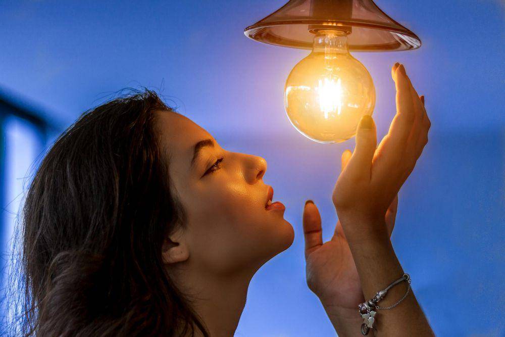Ilustrasi Seorang Wanita Sedang Memegang Lampu. (Pexels/Marcelo Chagas)