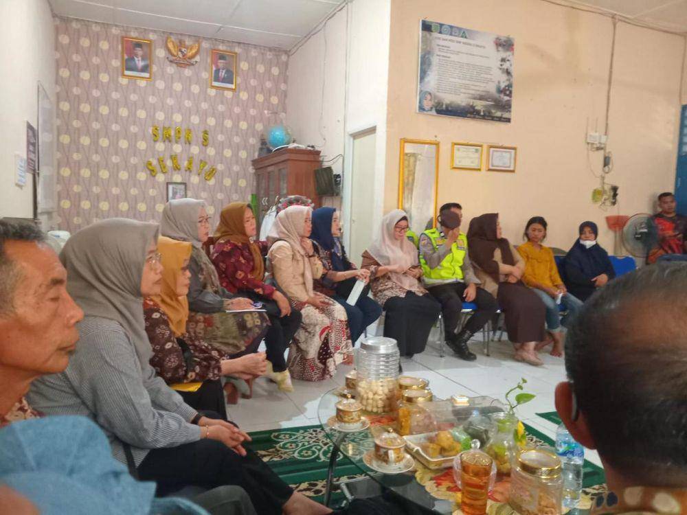 (Dikbud Muba bersama Polres Muba saat melakukan pertemuan dengan pihak SMPN 5 Sekayu terkait video viral perundungan) IDN Times/istimewa