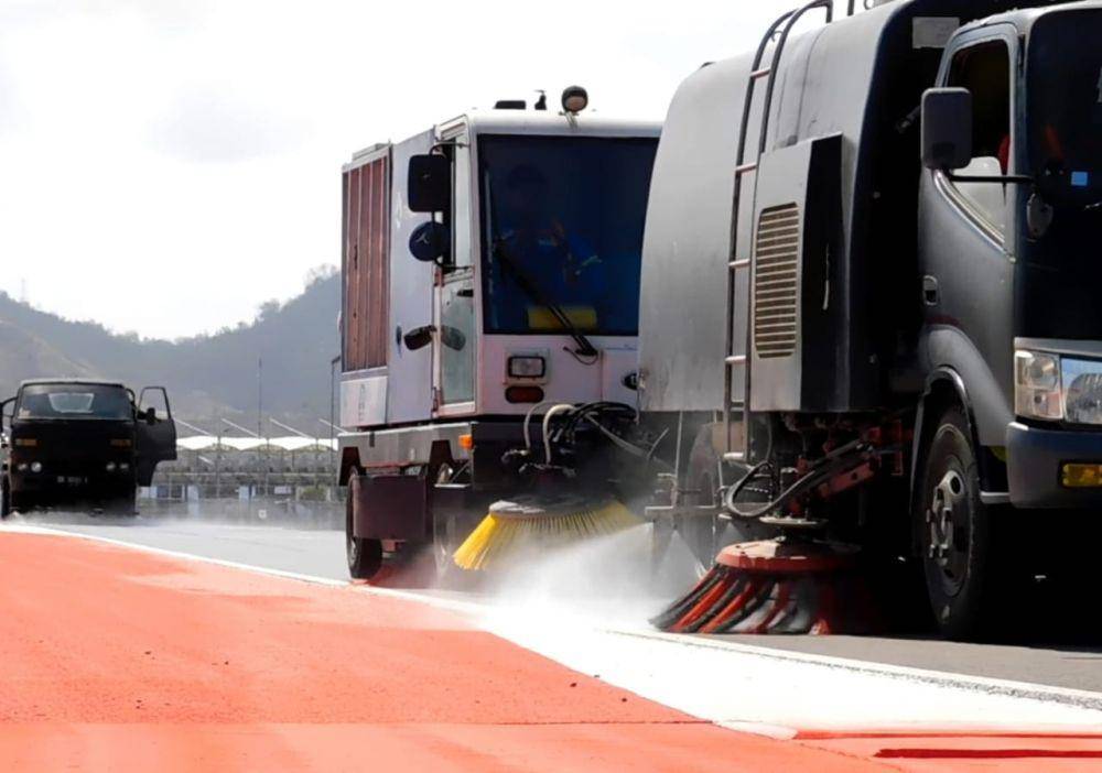 Kendaraan road sweeper yang diterjunkan membersihkan Sirkuit Mandalika jelang proses homologasi yang akan dilakukan FIM pekan depan. (dok. MGPA)