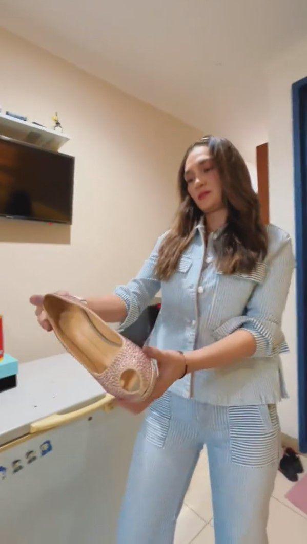 potret Luna Maya sortir barang akan dijual (tiktok.com/@lunamaya)