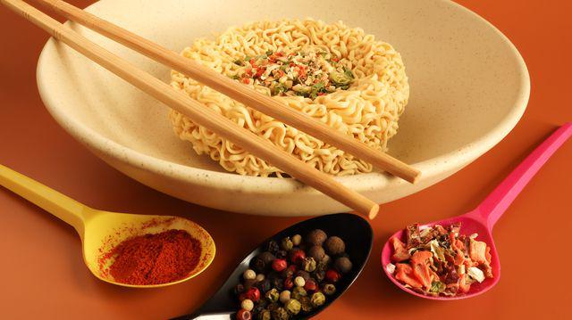 4 Penyebab Bumbu Mie Instan Menggumpal, Apakah Berbahaya?