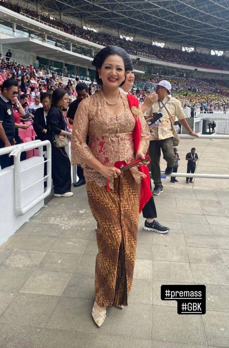 Gaya artis di misa akbar Paus Fransiskus pada Kamis (5/9/2024) (instagram.com/lisa_a.r)