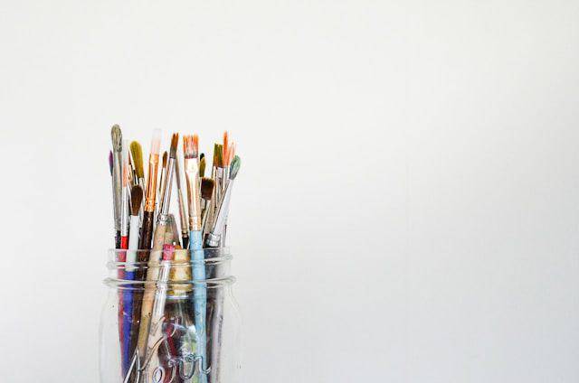 Ilustrasi alat lukis. https://unsplash.com/@hudsoncrafted