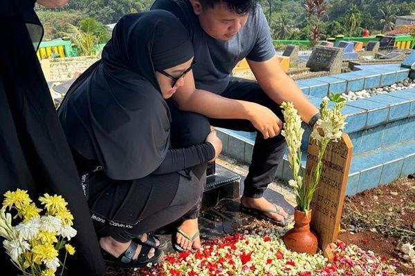 7 Momen Keluarga Ayu Ting Ting Ziarah ke Makam Baby Zoltan, Penuh Duka
