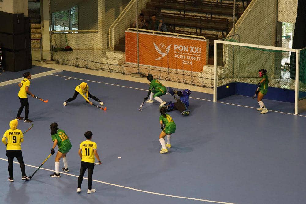 Atlet hoki indoor putri Jawa Timur Keyssa Vinynda mencetak gol ke gawang pemain NTB dalam laga penyisihan hoki indoor putri, Sabtu (7/9/2024). (PB PON XXI SUMUT/Mirza Baihaqie)