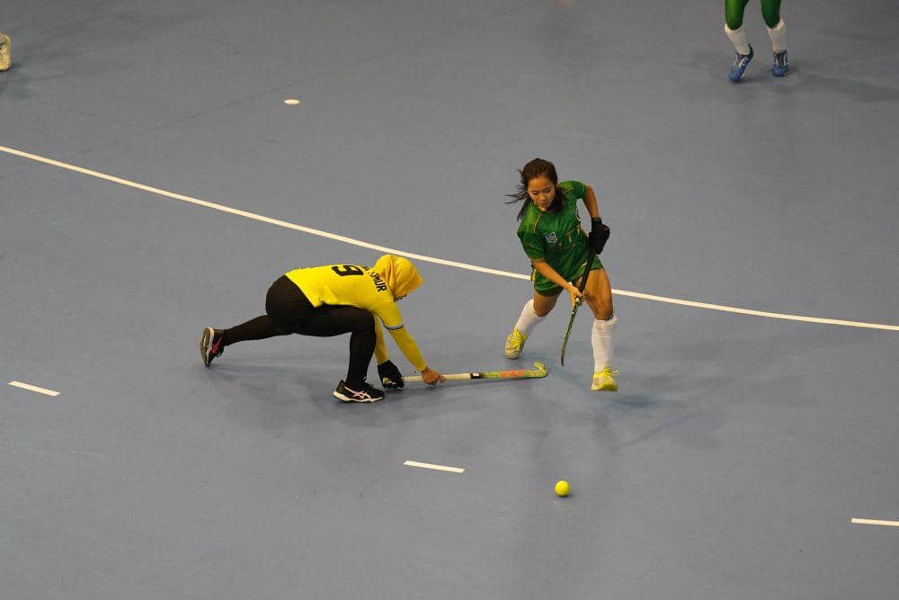 Atlet hoki indoor Jawa Timur berebut bola dengan pemain NTB dalam laga penyisihan hoki indoor putri di ajang PON XXI Aceh - Sumut yang berlangsung di Gedung Serba Guna Unimed, Deli Serdang, Sumatera Utara, Sabtu (7/9/2024). (PB PON XXI SUMUT/Mirza Baihaqie)