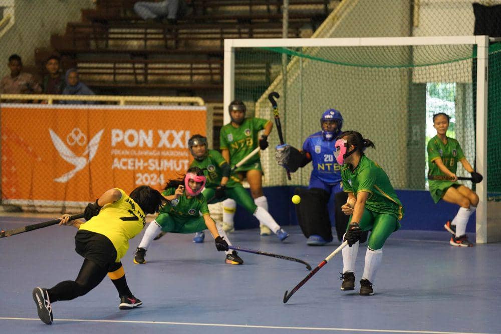 Atlet hoki indoor Jawa Timur Nur Amalia melakukan pukulan keras saat penalty corner melawan pemain NTB dalam laga penyisihan hoki indoor putri di ajang PON XXI Aceh - Sumut yang berlangsung di Gedung Serba Guna Unimed, Deli Serdang, Sumatera Utara, Sabtu (7/9/2024). PB PON XXI SUMUT/Mirza Baihaqie